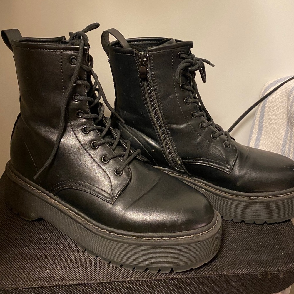 Steve Madden (doc marten style) boot